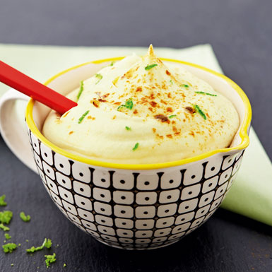 Citronfromage med lakridspulver, flødeskum og limeskal